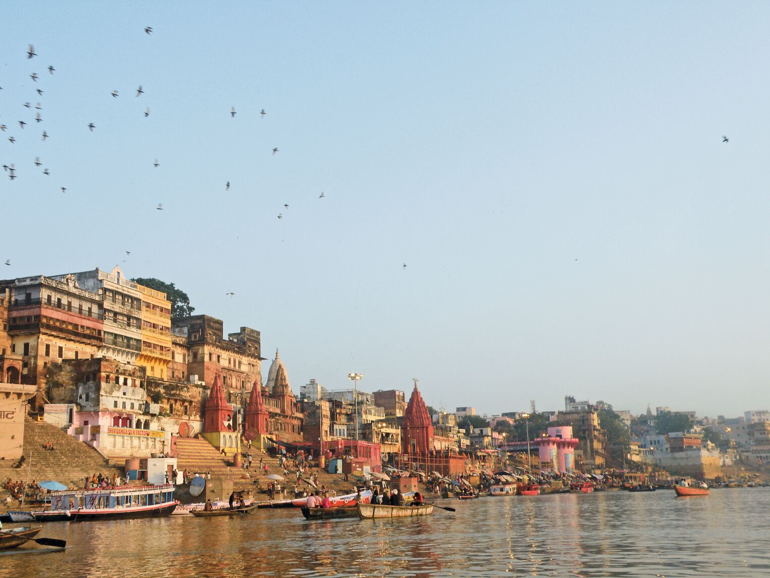 Vue sur les ghats menant au Gange à Varanasi en Inde