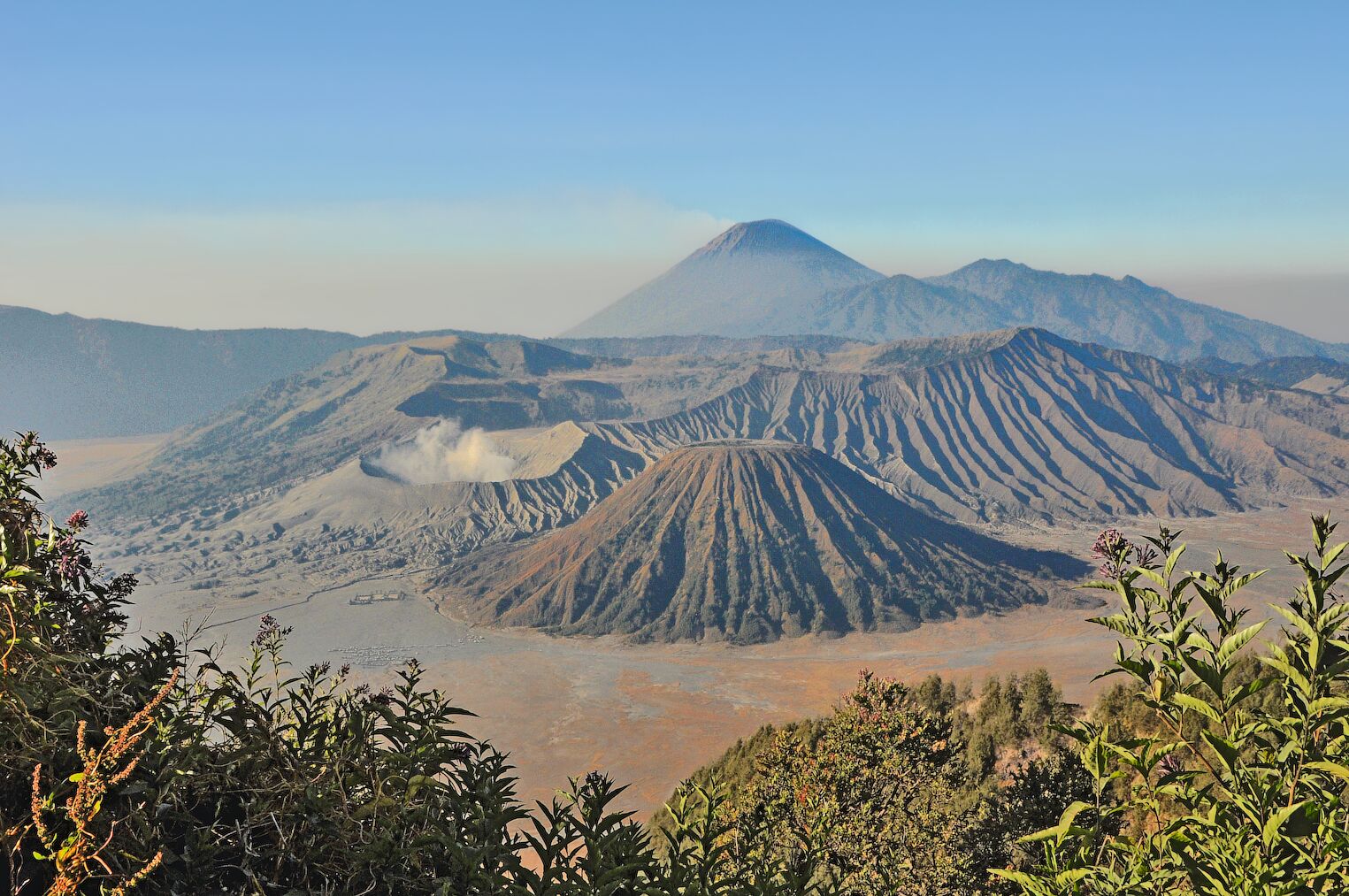 Vue sur les volcans Bromo, Batok et Séméru sur l’île de Java en Indonésie