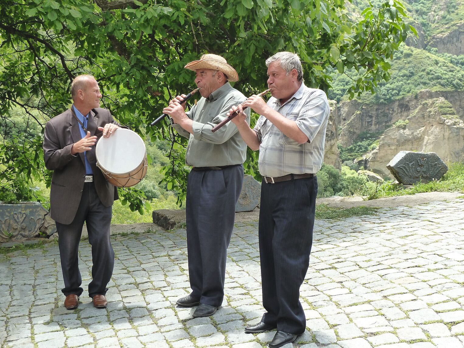 Des musiciens dans les rues de Guèghard en Arménie